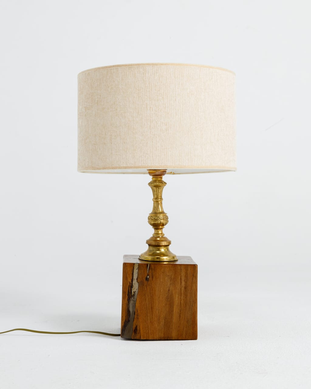Wooden base lamp