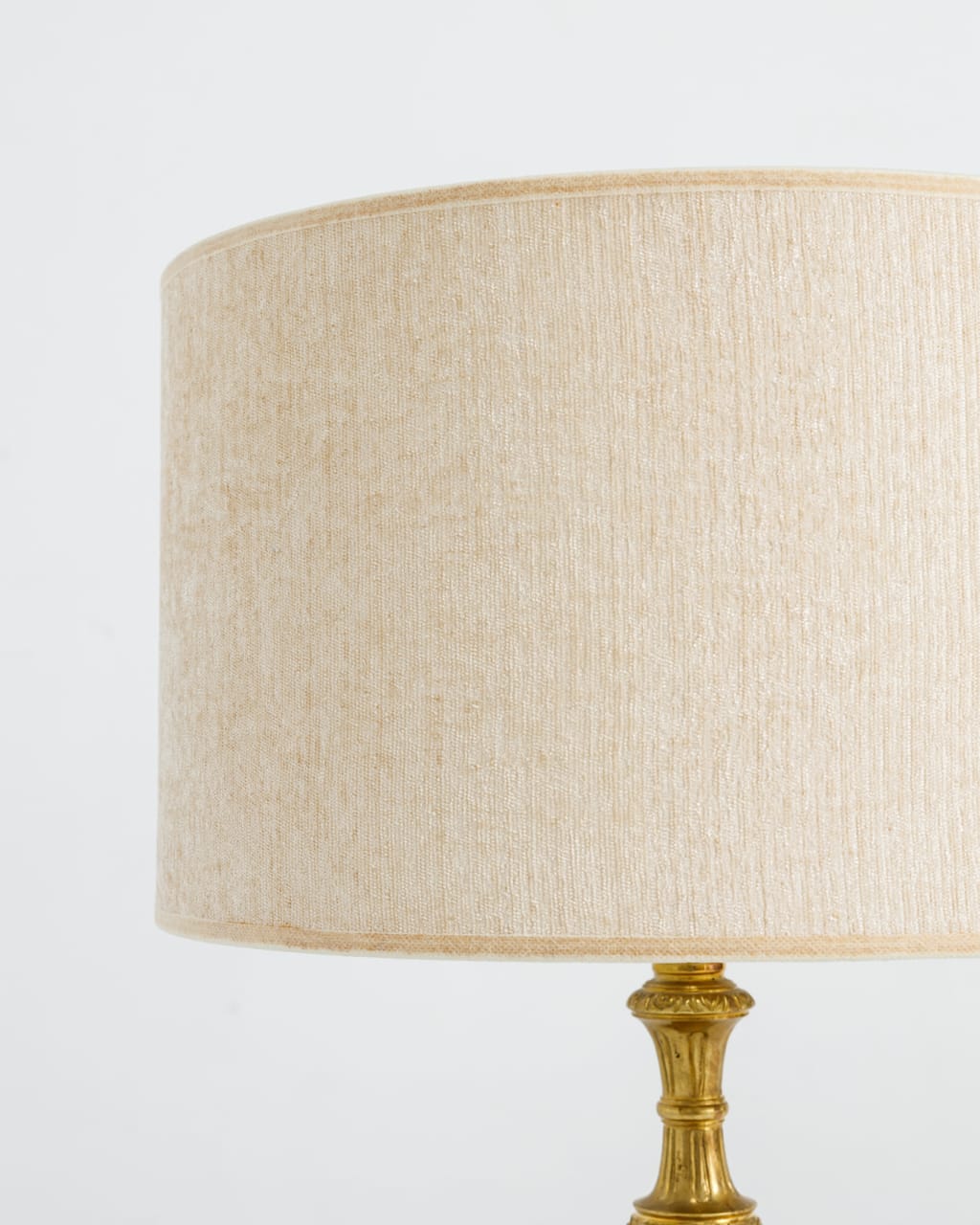 Wooden base lamp