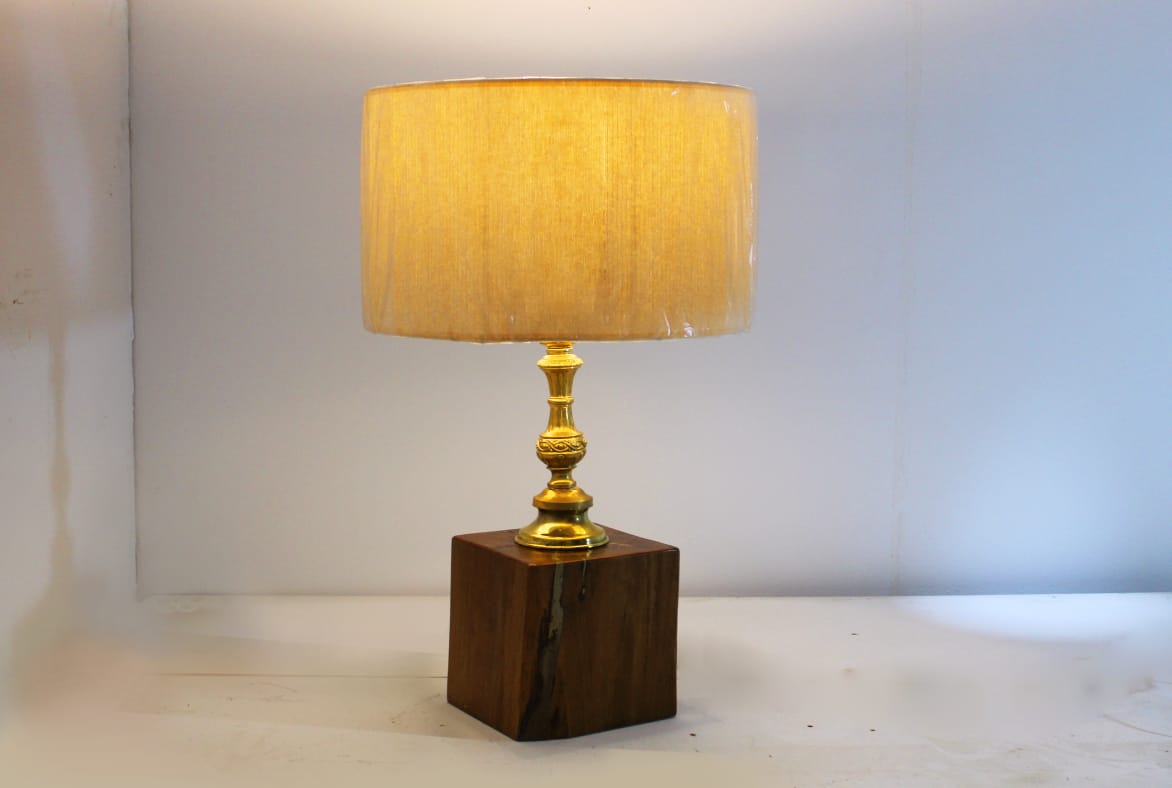 Wooden base lamp