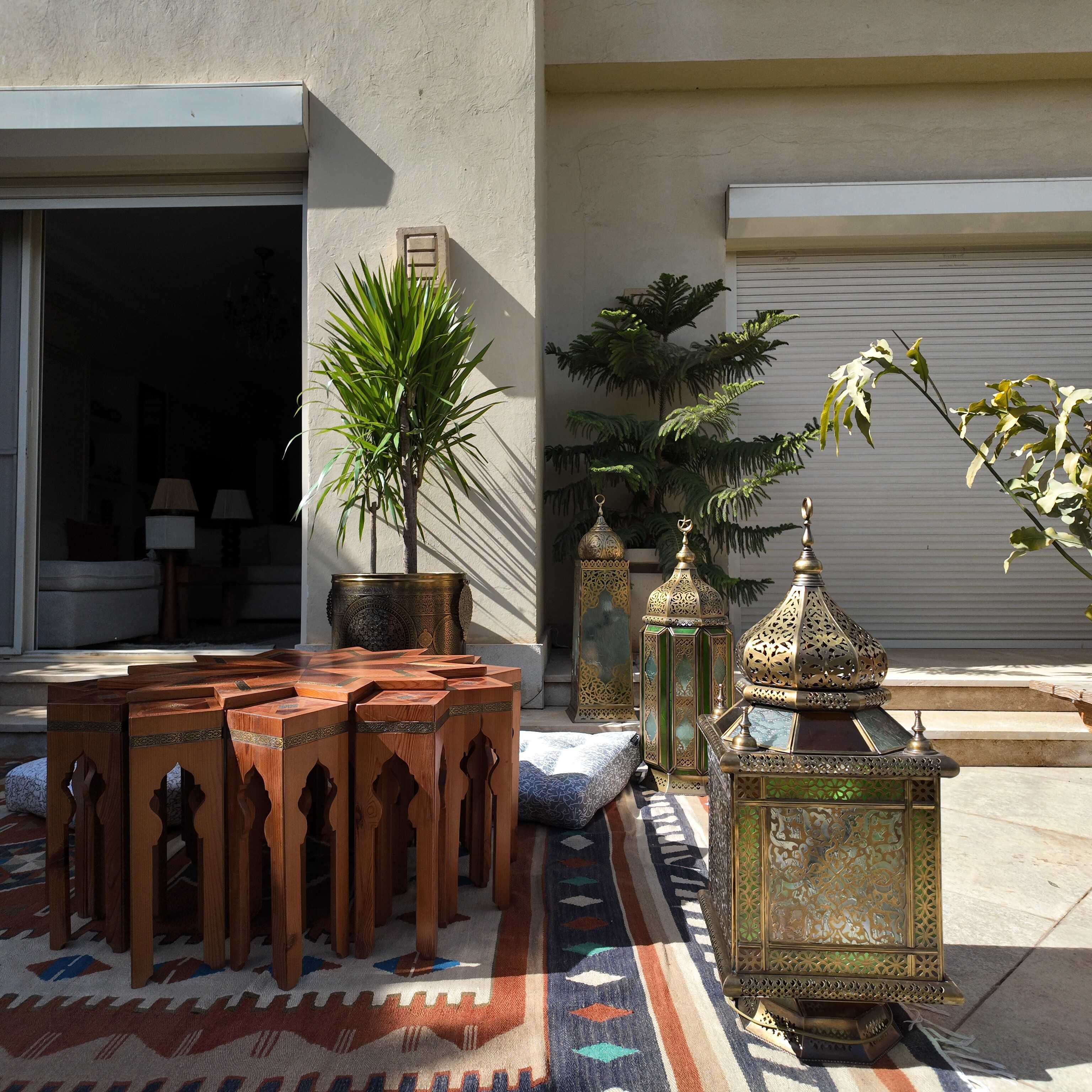 Square lantern with base