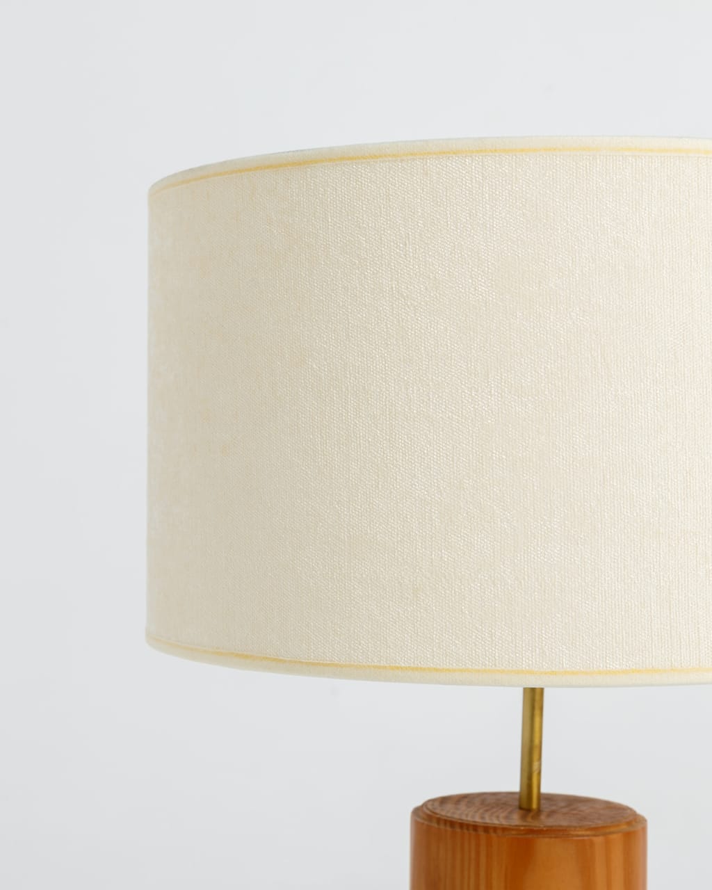 Cylindrical table lamp