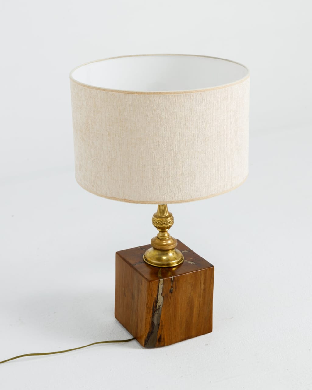 Wooden base lamp