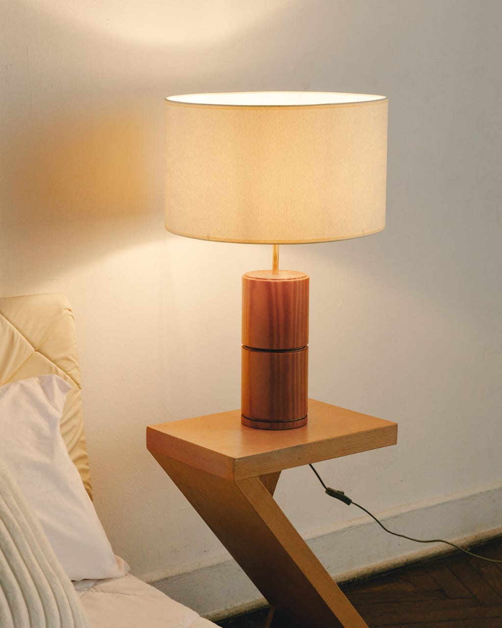 Cylindrical table lamp